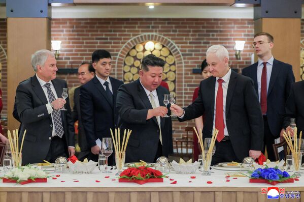 朝鲜最高领导人金正恩、俄罗斯国防部长安德烈·别洛乌索夫与俄罗斯国家杜马主席维亚切斯拉夫·沃洛金在欢迎晚宴上举杯。该晚宴为出席海外军事作战功勋纪念馆建筑群揭幕仪式的俄罗斯代表团举办，该纪念馆旨在纪念在俄乌战争中为俄罗斯作战而阵亡的朝鲜士兵。 - 俄罗斯卫星通讯社