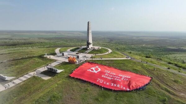 世界最大胜利旗帜在顿涅茨克人民共和国展开 - 俄罗斯卫星通讯社