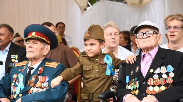 Церемония возложения цветов к Вечному огню у мемориала Славы в Алматы в честь 81-й годовщины Победы в Великой Отечественной войне - 俄羅斯衛星通訊社