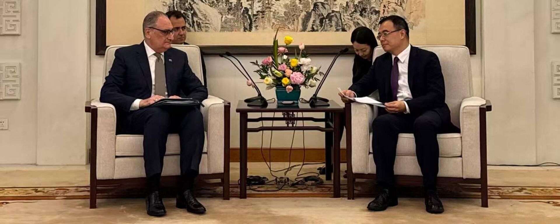 中國外交部部長助理劉彬會見俄羅斯駐華大使莫爾古洛夫 - 俄羅斯衛星通訊社, 1920, 11.05.2026