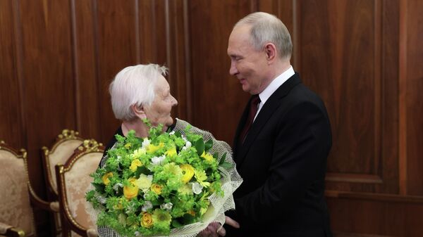 俄總統普京與他的第一位老師薇拉·德米特里耶夫娜·古列維奇 - 俄羅斯衛星通訊社