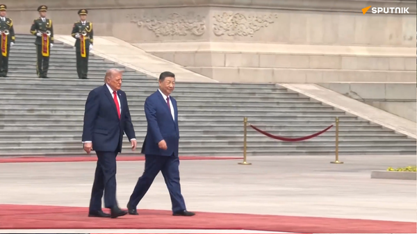 人民大会堂迎宾会场鸣礼炮，奏中美两国国歌 - 俄罗斯卫星通讯社