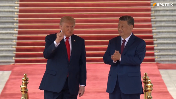 中美两国元首观看三军仪仗队与军乐团分列式表演 - 俄罗斯卫星通讯社
