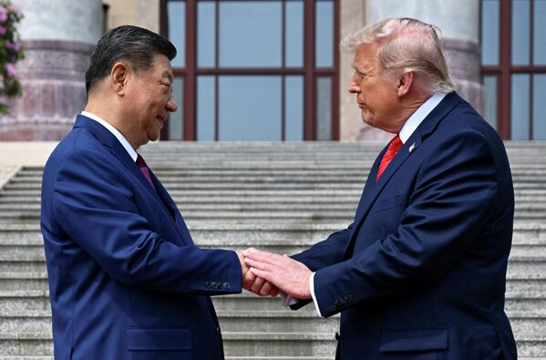 2026年5月14日，特朗普與習近平在北京人民大會堂出席歡迎儀式，兩人握手致意。 - 俄羅斯衛星通訊社