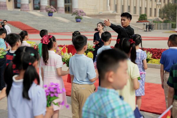 2026年5月14日，在人民大會堂前等候美國總統特朗普抵達的孩子們。 - 俄羅斯衛星通訊社