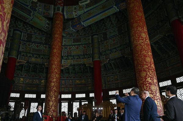2026年5月14日，習近平（右三）和特朗普（右二）參觀北京天壇。 - 俄羅斯衛星通訊社