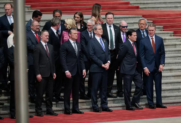 2026年5月14日,美国驻华大使庞德伟、财政部长贝森特、英伟达创始人、总裁兼首席执行官黄仁勋、国防部长赫格塞思、贸易代表格里尔和苹果公司首席执行官库克等人出席在北京人民大会堂举行的欢迎仪式。 2026年5月14日,美国驻华大使庞德伟、财政部长贝森特、英伟达创始人、总裁兼首席执行官黄仁勋、国防部长赫格塞思、贸易代表格里尔和苹果公司首席执行官库克等人出席在北京人民大会堂举行的欢迎仪式。 - 俄罗斯卫星通讯社