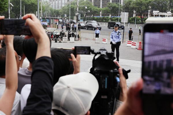 5月15日，北京，美国总统特朗普访华期间，人们在一侧街道旁拍摄据信载有特朗普总统的车队驶过。 - 俄罗斯卫星通讯社