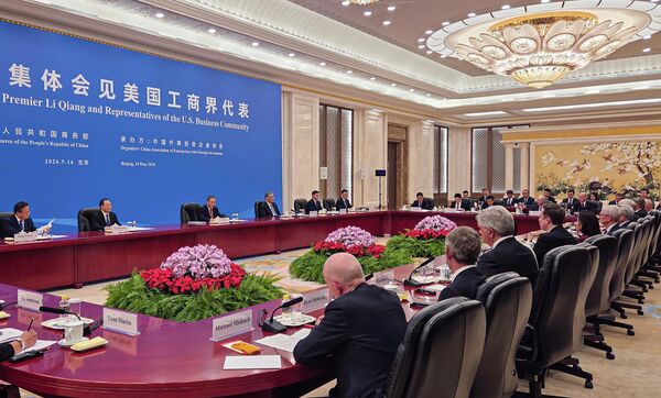 中国国务院总理李强（左三）在北京人民大会堂会见随美国总统唐纳德·特朗普代表团来京的美国大企业负责人。 - 俄罗斯卫星通讯社