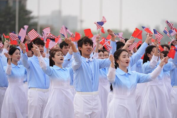 5月15日，北京首都国际机场，美国总统特朗普登上“空军一号”专机时，中国青年在现场欢送。 - 俄罗斯卫星通讯社