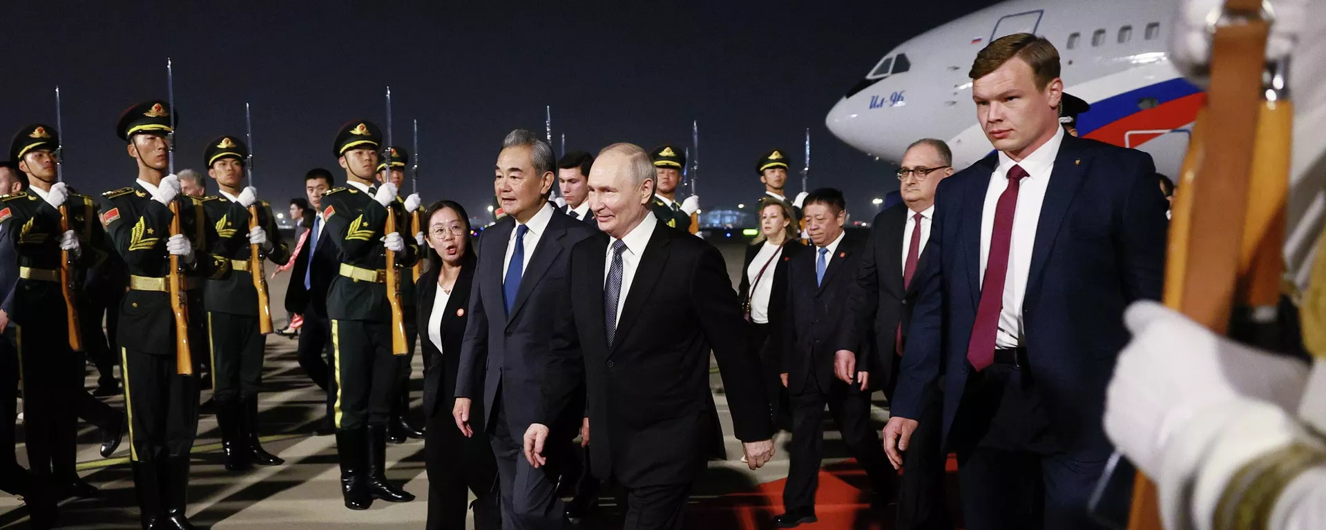 俄罗斯总统弗拉基米尔·普京在北京机场。右二为中国外长王毅。 - 俄罗斯卫星通讯社, 1920, 20.05.2026