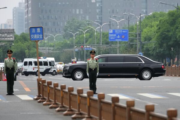 5月20日，载有俄罗斯总统普京的专车驶向人民大会堂。 - 俄罗斯卫星通讯社