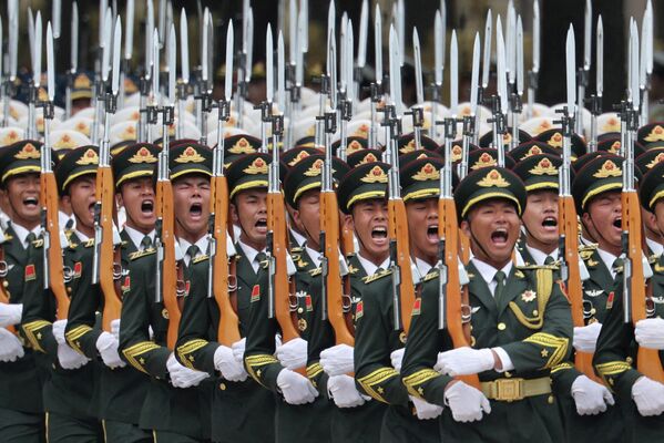 5月20日，中国人民解放军仪仗队在人民大会堂为俄罗斯总统普京举行的欢迎仪式上正步行进。 - 俄罗斯卫星通讯社