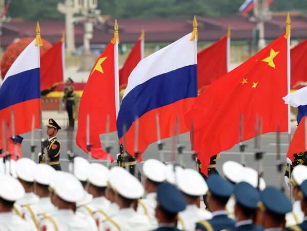 5月20日，在人民大会堂为俄罗斯总统普京举行的欢迎仪式前，中国人民解放军仪仗队手持中国和俄罗斯国旗。 - 俄罗斯卫星通讯社