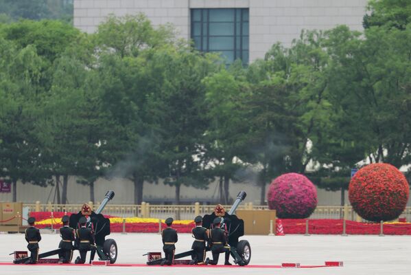 5月20日，在人民大会堂为俄罗斯总统普京举行的欢迎仪式期间，仪仗队成员在天安门广场鸣放礼炮。 - 俄罗斯卫星通讯社