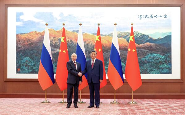 5月20日，俄罗斯总统普京与中华人民共和国国家主席习近平在北京会晤期间合影留念。 - 俄罗斯卫星通讯社