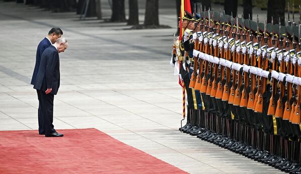 5月20日，普京在习近平陪同下检阅中国人民解放军三军仪仗队。 - 俄罗斯卫星通讯社