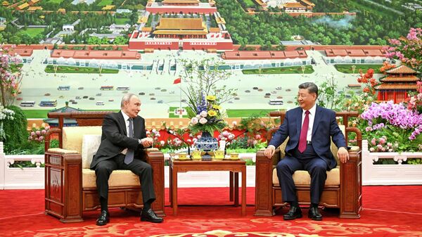 2026年5月20日，俄罗斯总统普京与中国国家主席习近平在北京人民大会堂会晤间隙一同饮茶。 - 俄罗斯卫星通讯社