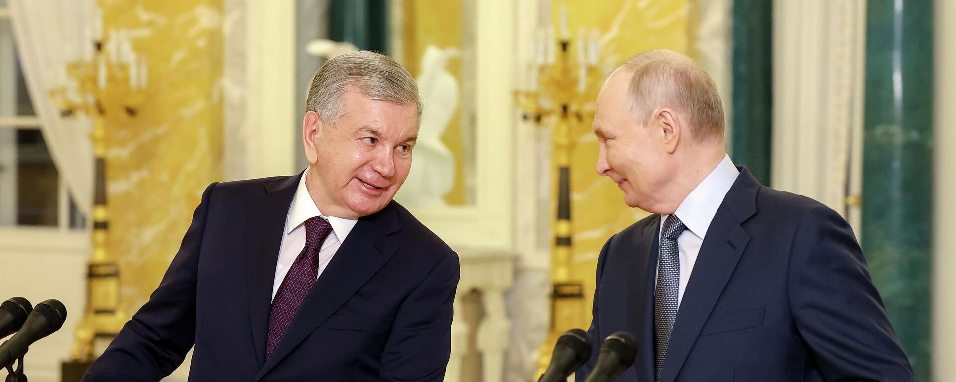Президент РФ Владимир Путин и президент Узбекистана Шавкат Мирзиёев (слева) принимают участие в режиме видеоконференции в церемонии начала строительства в Узбекистане блока №1 АЭС малой мощности - 俄罗斯卫星通讯社, 1920, 05.06.2026
