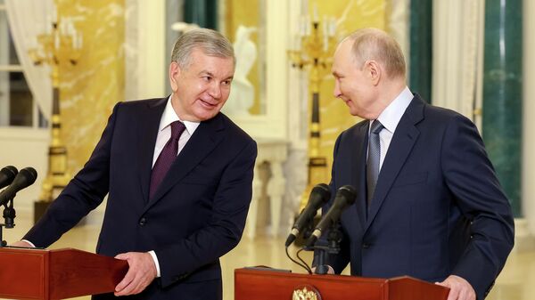 Президент РФ Владимир Путин и президент Узбекистана Шавкат Мирзиёев (слева) принимают участие в режиме видеоконференции в церемонии начала строительства в Узбекистане блока №1 АЭС малой мощности - 俄罗斯卫星通讯社