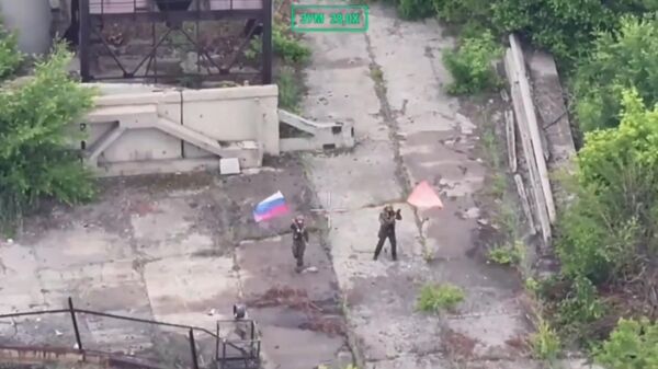 俄羅斯軍人在已解放的康斯坦丁諾夫卡地區升起俄羅斯國旗 - 俄羅斯衛星通訊社