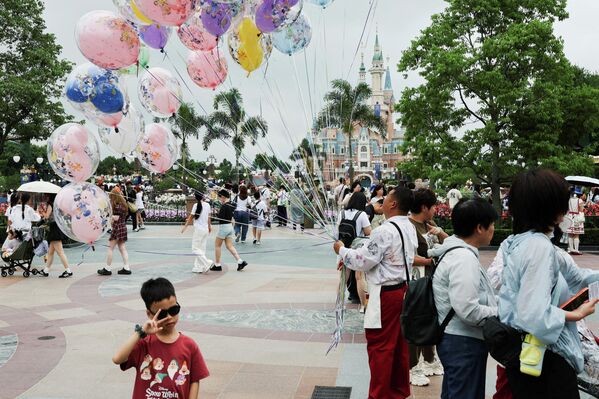 游客参观游览上海迪士尼度假区。 - 俄罗斯卫星通讯社