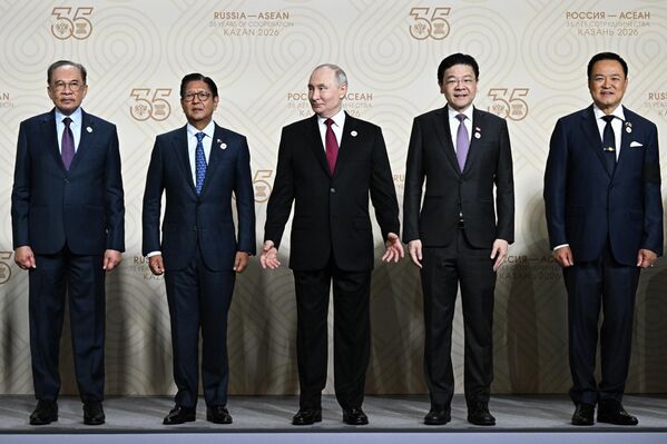 6月18日，俄罗斯总统弗拉基米尔·普京在喀山举行的俄罗斯-东盟峰会与会代表团团长合影仪式上与嘉宾合影（从左至右）：马来西亚总理安瓦尔·本·易卜拉欣、菲律宾总统费迪南德·马科斯.、俄罗斯总统弗拉基米尔·普京、新加坡总理黄循财、泰王国政府总理阿努廷。 - 俄罗斯卫星通讯社