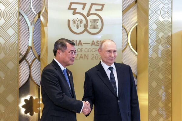 6月17日，俄罗斯总统弗拉基米尔·普京在喀山举行的俄罗斯-东盟峰会与会代表团团长正式欢迎仪式上。左侧为越南社会主义共和国总理黎明兴。 - 俄罗斯卫星通讯社