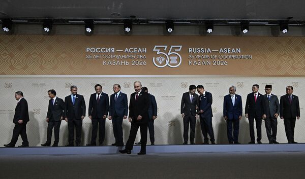 6月18日，俄罗斯总统弗拉基米尔·普京在喀山举行的俄罗斯-东盟峰会与会代表团团长合影仪式上。 - 俄罗斯卫星通讯社