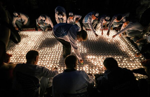 6月21日至22日夜間,為“紀念和哀悼日”舉行的一年一度全俄紀念活動“記憶之燭”在莫斯科俯首山勝利博物館舉行。 6月21日至22日夜間,為“紀念和哀悼日”舉行的一年一度全俄紀念活動“記憶之燭”在莫斯科俯首山勝利博物館舉行。 - 俄羅斯衛星通訊社