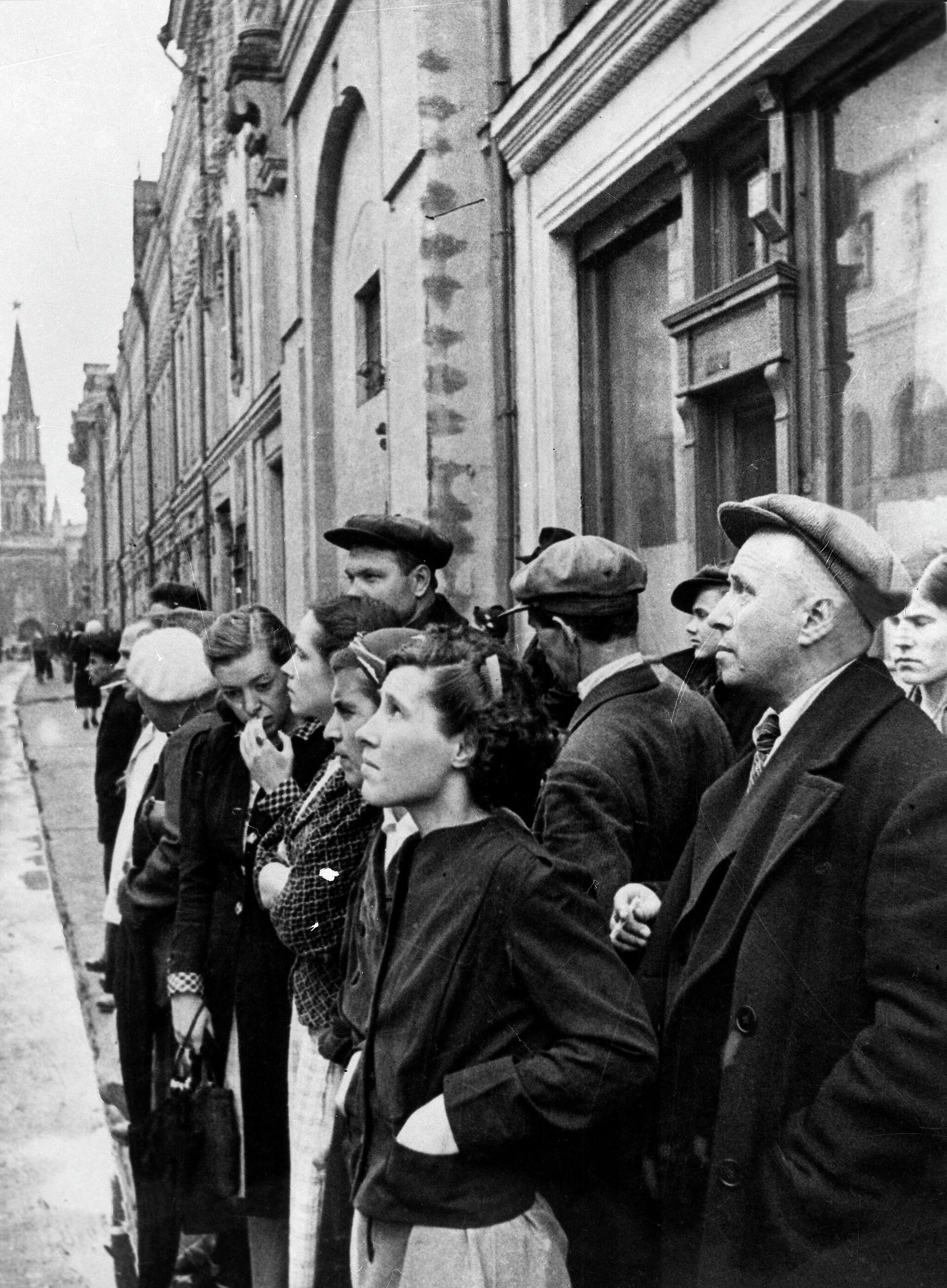Жители столицы 22 июня 1941 года во время объявления по радио правительственного сообщения о вероломном нападении фашистской Германии на Советский Союз - 俄羅斯衛星通訊社, 1920, 22.06.2026