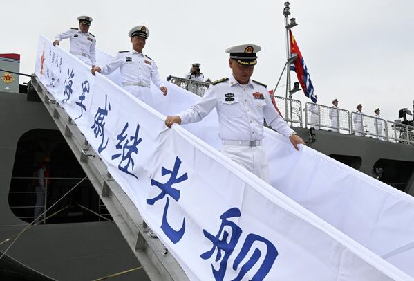 中国海军舰艇编队成员在符拉迪沃斯托克港受到隆重欢迎。 中国海军舰艇编队成员在符拉迪沃斯托克港受到隆重欢迎。 - 俄罗斯卫星通讯社