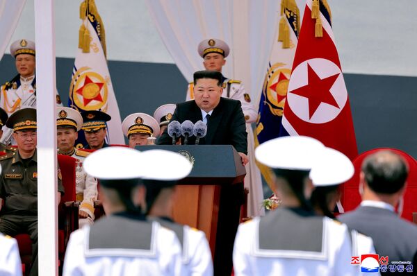 金正恩表示,该舰已通过全部测试和评估,具备完善的综合作战能力,并强调海军正在发展成具备战略打击能力的军种。 金正恩表示,该舰已通过全部测试和评估,具备完善的综合作战能力,并强调海军正在发展成具备战略打击能力的军种。 - 俄罗斯卫星通讯社