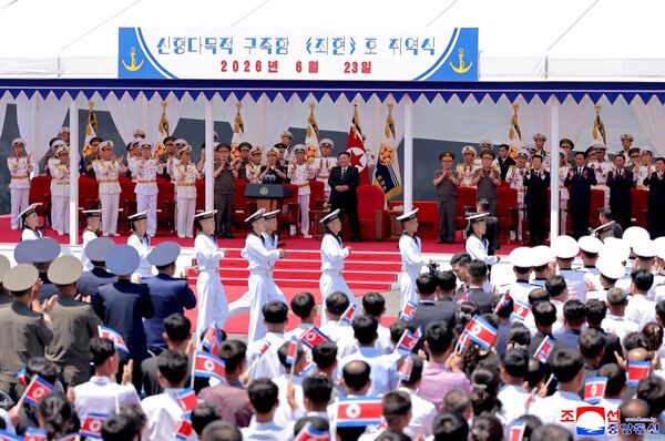 金正恩在舰头和舰尾甲板上会见了驱逐舰水兵们。 金正恩在舰头和舰尾甲板上会见了驱逐舰水兵们。 - 俄罗斯卫星通讯社