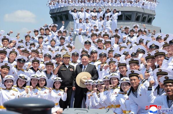金正恩在舰头和舰尾甲板上会见了驱逐舰水兵们。 金正恩在舰头和舰尾甲板上会见了驱逐舰水兵们。 - 俄罗斯卫星通讯社