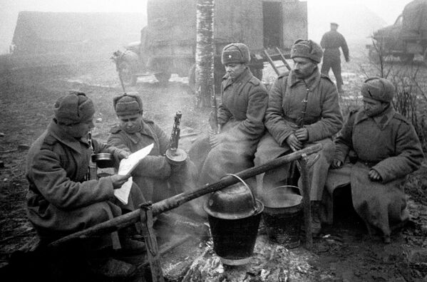 1941-1945年偉大衛國戰爭期間，紅軍戰士正在閱讀蘇聯新聞社的最新消息。 - 俄羅斯衛星通訊社