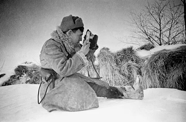 伟大卫国战争(1941-1945年)。摄影记者亚历山大·莫克列佐夫正在拍照。列宁格勒方面军,1941年冬。 伟大卫国战争(1941-1945年)。摄影记者亚历山大·莫克列佐夫正在拍照。列宁格勒方面军,1941年冬。 - 俄罗斯卫星通讯社