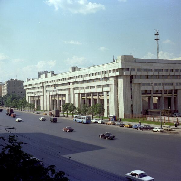 位於祖博夫斯基大街上的1980年冬奧會主新聞中心（1975年至1980年建造）。建築師：伊萬·維諾格拉茨基、弗拉基米爾·安東諾夫、亞歷山大·杜博夫斯基、尤里·尤西姆、尤里·卡爾梅科夫、謝爾蓋·法伊比索維奇。奧運會結束後，這座建築先後移交給了俄羅斯新聞社（隸屬於“今日俄羅斯”電視台）、蘇聯記協和蘇聯外交部新聞司。 - 俄羅斯衛星通訊社