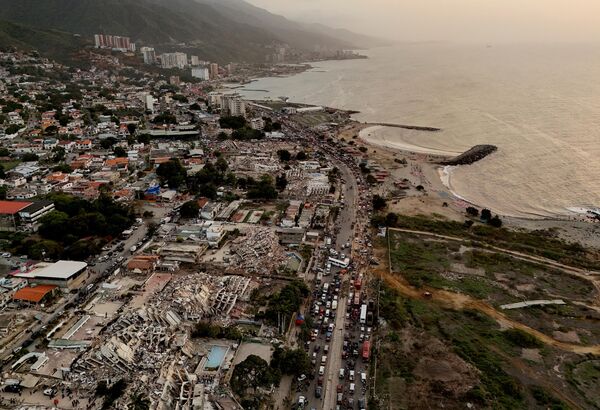 2026年6月26日，委内瑞拉拉瓜伊拉（La Guaira），无人机航拍画面显示地震造成的建筑损毁情况。 - 俄罗斯卫星通讯社