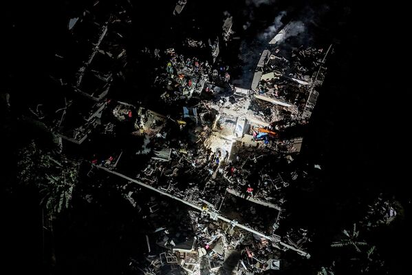 2026年6月26日，星期五，委内瑞拉拉瓜伊拉（La Guaira）地震发生两天后，当地居民与救援人员正在废墟中进行搜救。 - 俄罗斯卫星通讯社