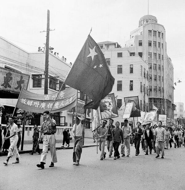 1949年11月9日，广州，"红色游行"参与者高举旗帜和领导人肖像，沿珠江岸行进。 - 俄罗斯卫星通讯社