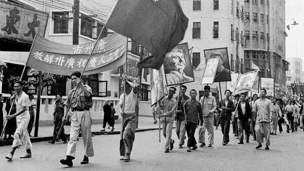 1949年11月9日，广州，红色游行参与者高举旗帜和领导人肖像，沿珠江岸行进。 - 俄罗斯卫星通讯社