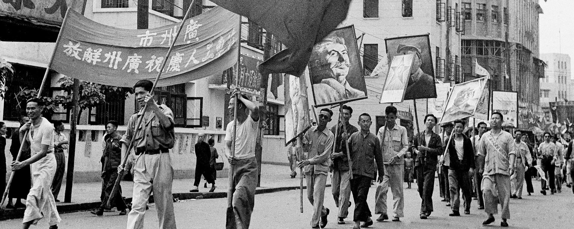 1949年11月9日，广州，红色游行参与者高举旗帜和领导人肖像，沿珠江岸行进。 - 俄罗斯卫星通讯社, 1920, 01.07.2026