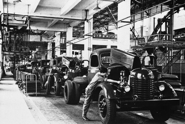 1959年2月18日，中国汽车厂装配线上的新车——红色中国推进工业化的缩影。 - 俄罗斯卫星通讯社