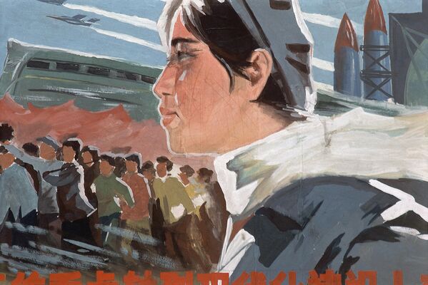 1979年1月28日，山东淄博，革命宣传画上的年轻女性与工人、飞机、列车同框。标语牌宣传共产党在2000年前实现现代化的目标。 - 俄罗斯卫星通讯社