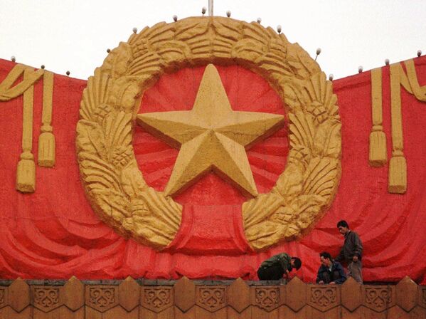 1997年10月28日，北京天安门广场，工人在革命历史博物馆屋顶的巨大红星下进行维护作业。 - 俄罗斯卫星通讯社