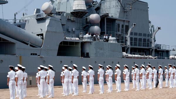 中国海军官兵在青岛军事基地迎接“瓦良格”号近卫导弹巡洋舰。 - 俄罗斯卫星通讯社
