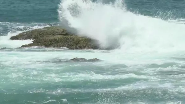 台风“巴威”带来的巨浪猛烈拍打台湾地区北部基隆沿岸的礁石 - 俄罗斯卫星通讯社