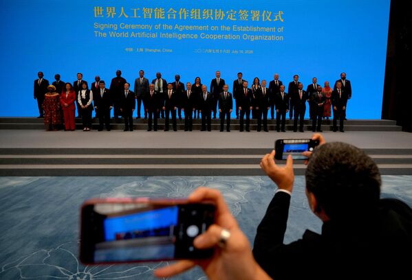 2026年7月16日星期四,上海,世界人工智能大会开幕前夕,中国外交部长王毅(中)等签约方代表与联合国秘书长古特雷斯在《世界人工智能合作组织成立协议》签署仪式后合影留念。 2026年7月16日星期四,上海,世界人工智能大会开幕前夕,中国外交部长王毅(中)等签约方代表与联合国秘书长古特雷斯在《世界人工智能合作组织成立协议》签署仪式后合影留念。 - 俄罗斯卫星通讯社