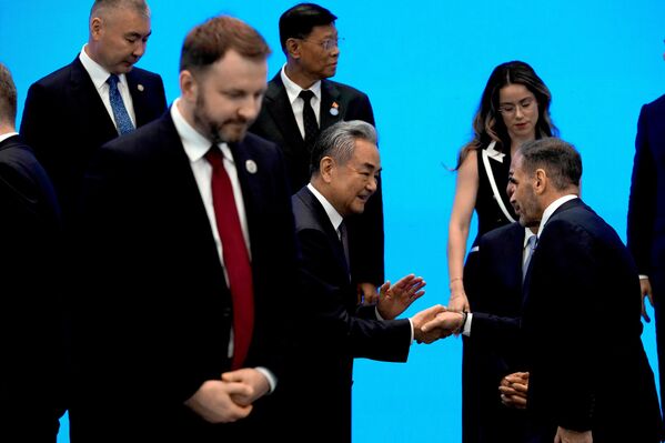 2026年7月16日,上海,世界人工智能大会开幕前夕,中国外交部长王毅(中)与《世界人工智能合作组织成立协议》其他签约方代表合影后交谈。 2026年7月16日,上海,世界人工智能大会开幕前夕,中国外交部长王毅(中)与《世界人工智能合作组织成立协议》其他签约方代表合影后交谈。 - 俄罗斯卫星通讯社
